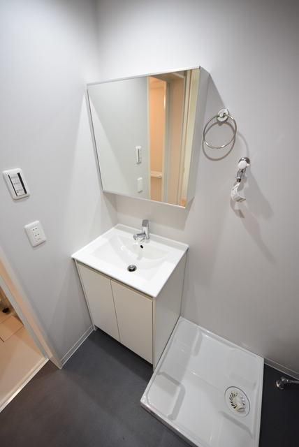 洗面設備　ミラーの裏は収納です