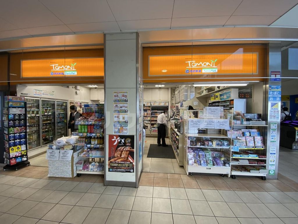 コンビニ　ファミリーマートトモニー東長崎駅店（コンビニ）まで120m