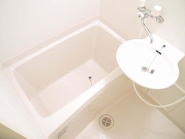 バス・シャワールーム　落ち着いた空間のお風呂です