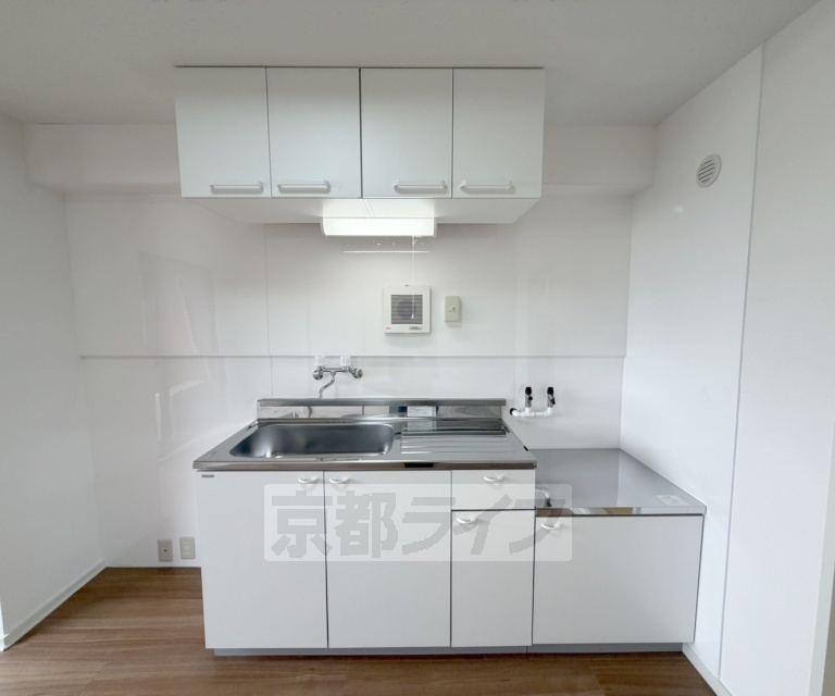 キッチン　大きめのキッチンが入っています。