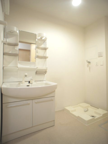 洗面設備　洗髪洗面化粧台と洗濯機置き場があります♪