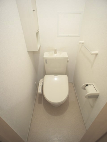 トイレ　温水洗浄暖房便座機能付きです♪