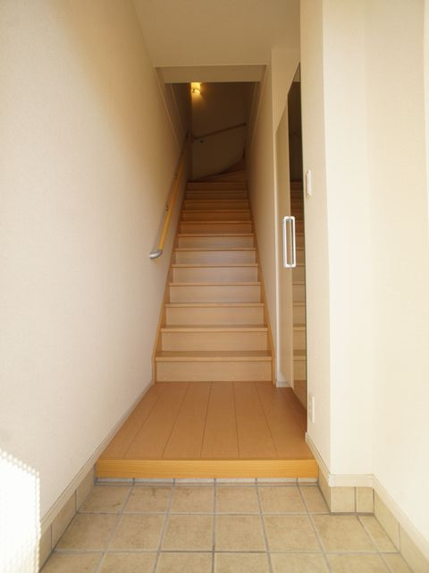 玄関　1階玄関！たくさん収納できるシューズボックスが付いています♪