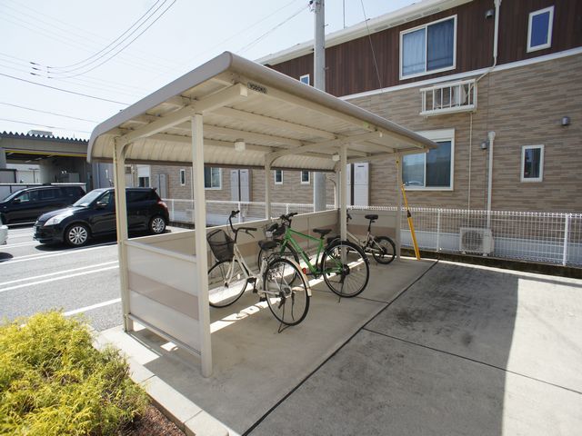 その他共有部分　屋根付きの駐輪場があります♪