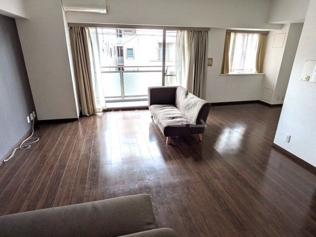大井仙台坂パークハウスの居間写真