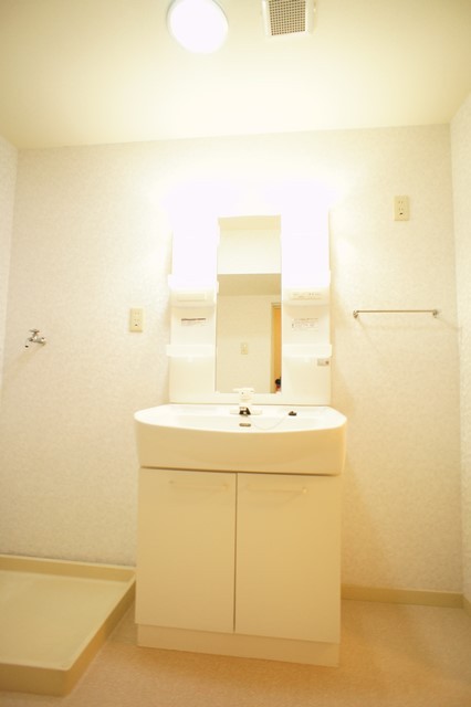 洗面設備　朝の支度に便利な独立洗面台付