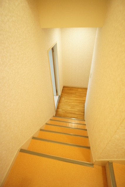 その他　メゾネットタイプのお部屋ですので、階段があります