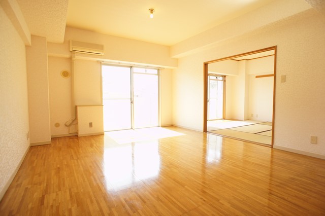 居室・リビング　１０帖を超えるリビングで家族だんらんを楽しめます