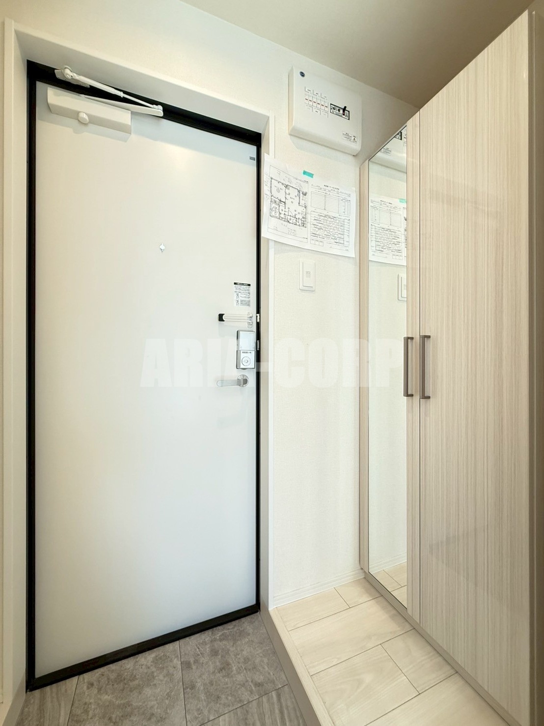 玄関　縦型シューズBOX完備です！嬉しい姿見付き♪