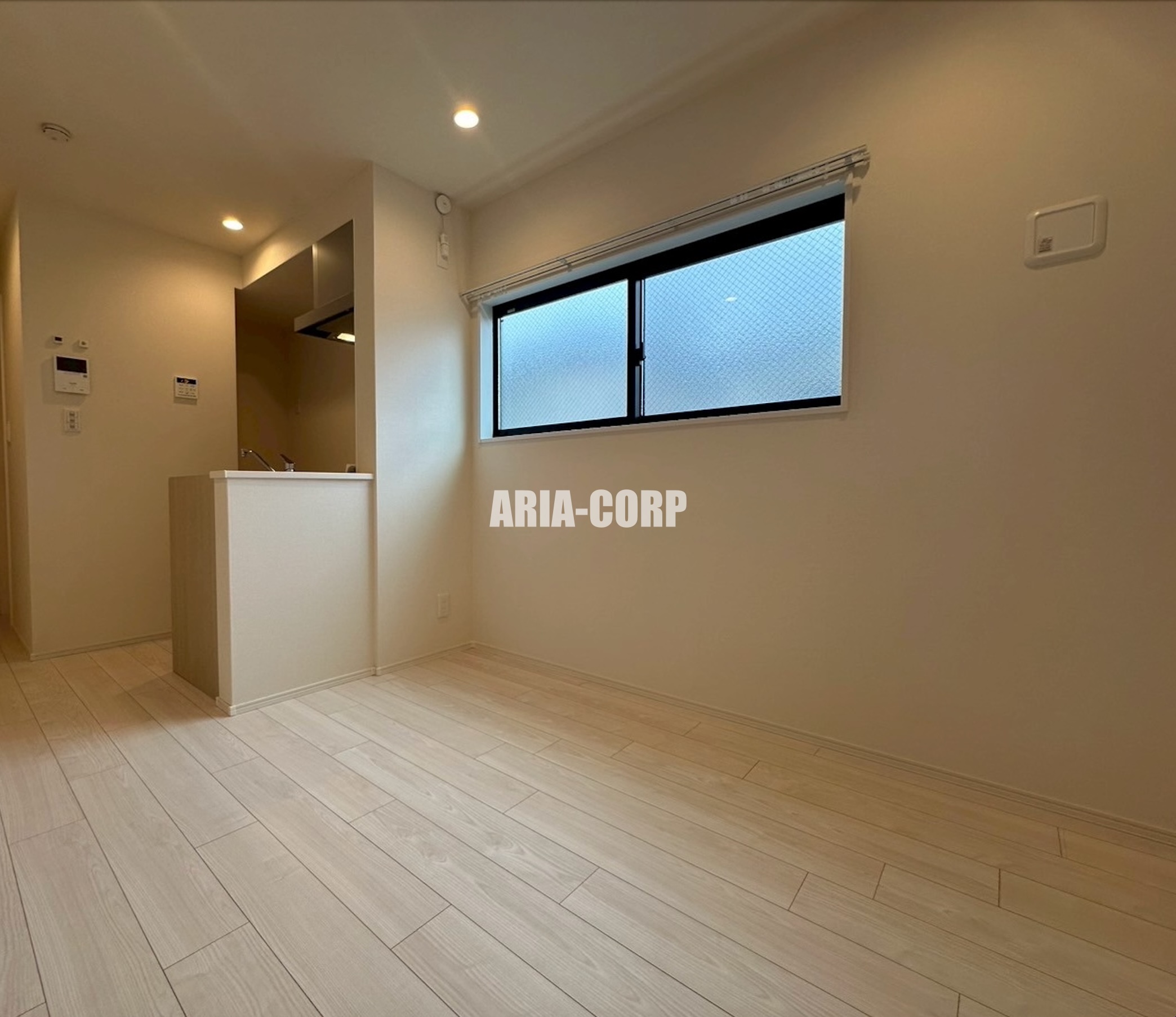 居室・リビング　白を基調としたお洒落な空間！デザイナーズ物件募集開始です！