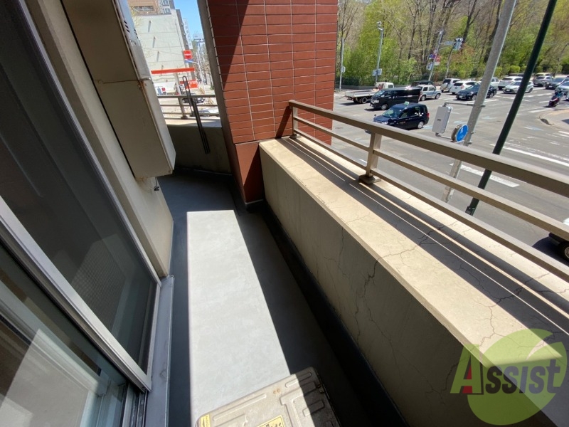 バルコニー　バルコニーは幅があり、広い印象を受けました。