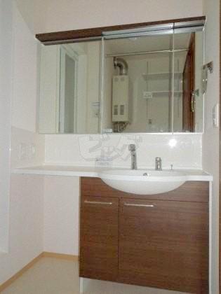 洗面設備　朝の身支度に便利な洗面台です♪