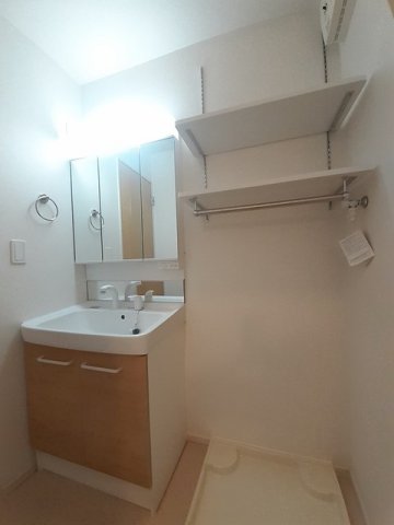 洗面設備　ゆったりとスペースのある洗面所