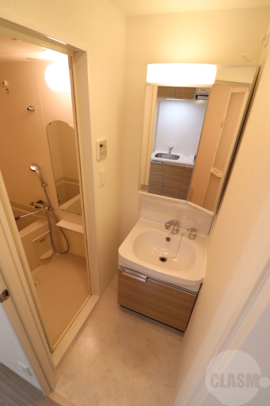 洗面設備　シャンプードレッサー付きの洗面台