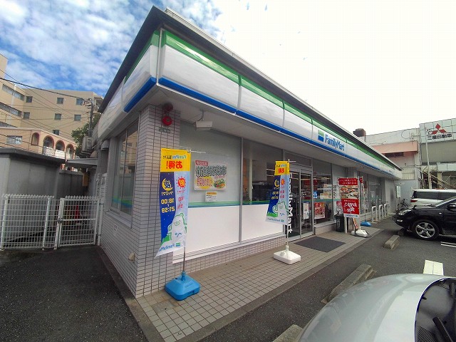 コンビニ　ファミリーマート　世田谷粕谷一丁目店（コンビニ）まで298m