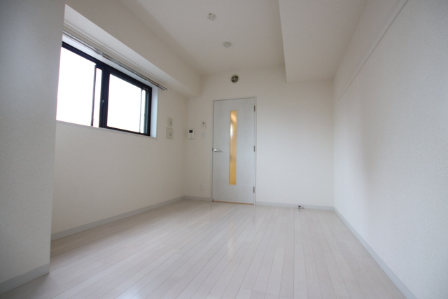 居室・リビング　★２面採光の洋室★