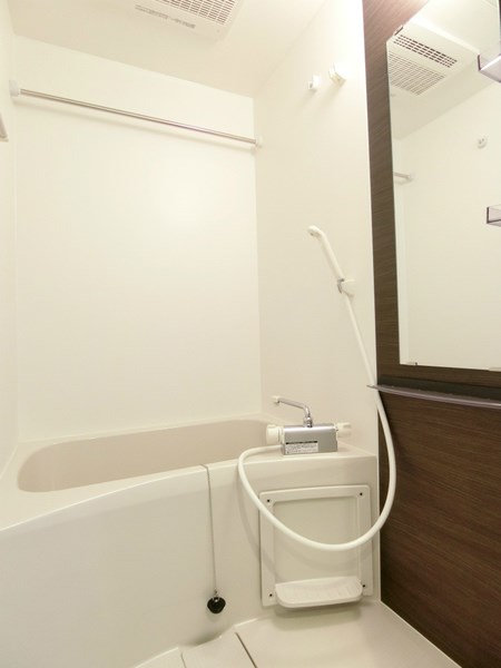 バス・シャワールーム　浴室乾燥機付きの浴室です。