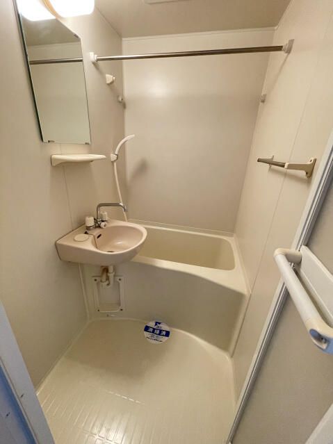 バス・シャワールーム　※同建物内・別タイプの参考写真です。