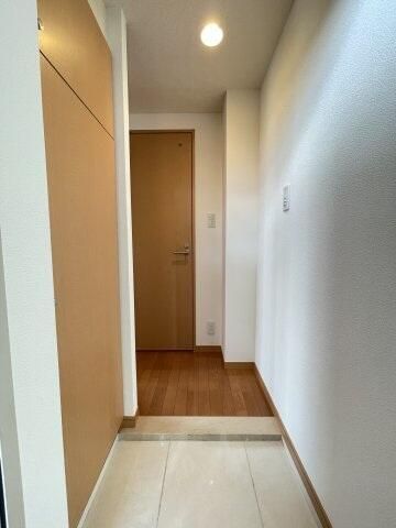 玄関　※同建物内・別タイプの参考写真です。