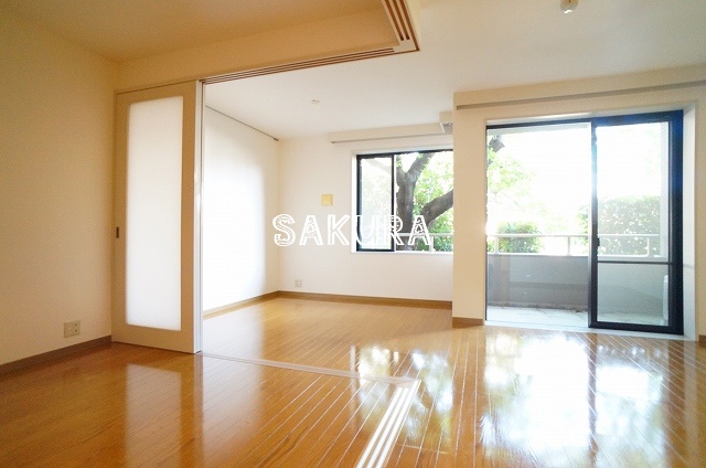 居室・リビング　こちらのリビングで趣味の時間をお楽しみください♪開放感のある