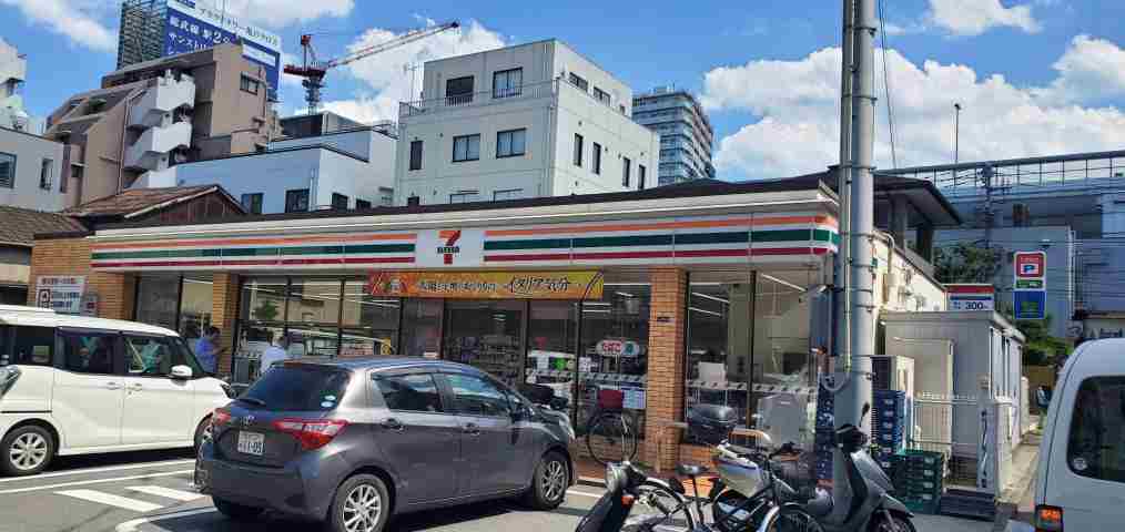 コンビニ　セブンイレブン（コンビニ）まで589m