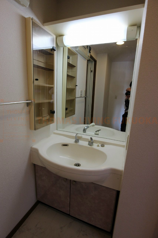 洗面設備　ご家族で使われるのにも使いやすい大きさです。横には棚も備え付