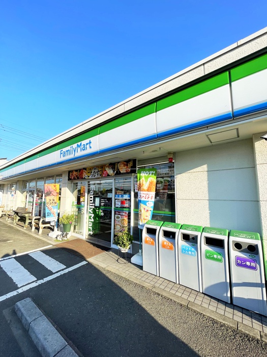 コンビニ　ファミリーマート（コンビニ）まで570m