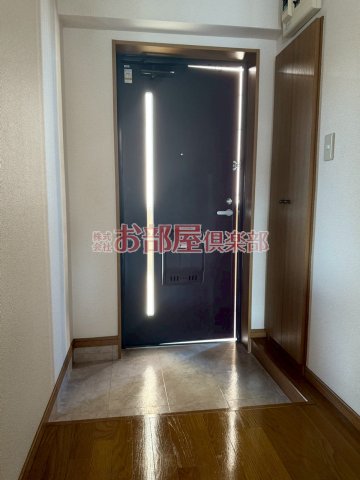 玄関　室内に洗濯機置き場があります