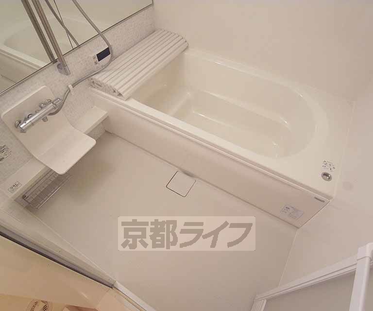 バス・シャワールーム　大型バスルームで広々しています。
