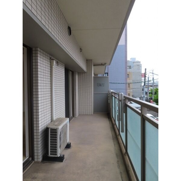 バルコニー　天気のいい日はこちらで洗濯物を干せます