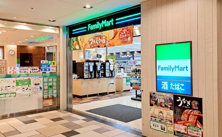 コンビニ　ファミリーマート ルーセント・タワー店（コンビニ）まで330m