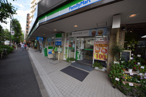 コンビニ　ファミリーマート 文京白山駅前店（コンビニ）まで300m
