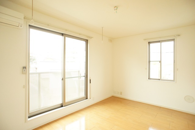 居室・リビング　２面採光で明るく風通しの良いお部屋です