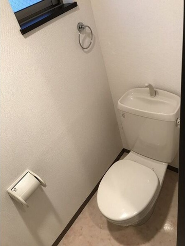 トイレ　※写真は同じマンションの違う部屋のものになります。
