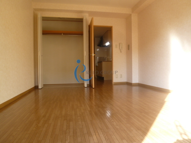 居室・リビング　同一物件の他部屋の写真をイメージとして使用しています