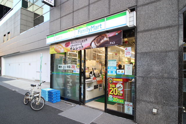 コンビニ　ファミリーマート神宮前店（コンビニ）まで335m