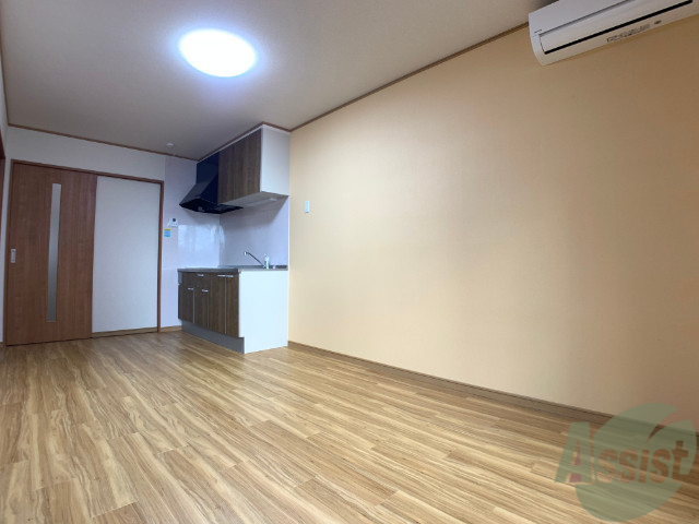 居室・リビング　８．７帖のダイニングキッチン。ご飯を食べるお部屋ですね。
