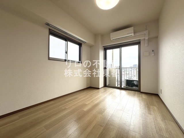 居室・リビング　２面採光なので、明るく風通しのよい過ごしやすいお部屋です♪