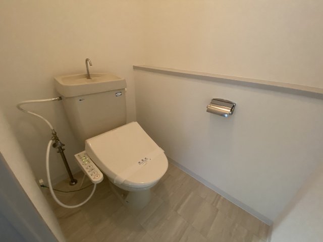 トイレ　温水洗浄便座付きのトイレです♪