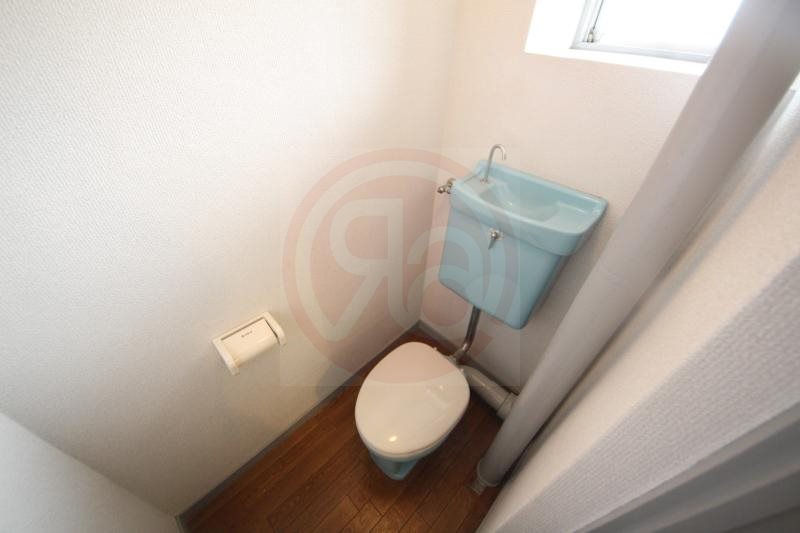 トイレ　落ち着いた色調のトイレです