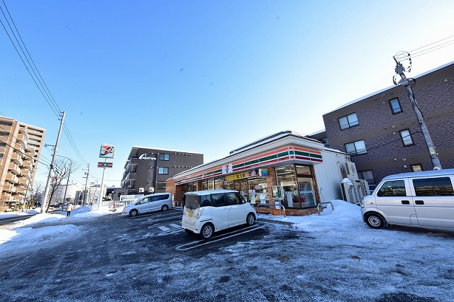 コンビニ　セブンイレブン札幌福住2条店（コンビニ）まで374m
