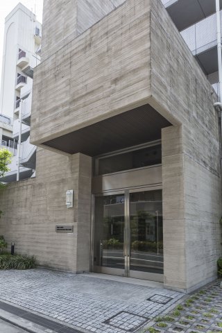 エントランス　落ち着いたエントランスです