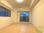 居室・リビング　白を基調としたお部屋です※写真は角部屋の使用です