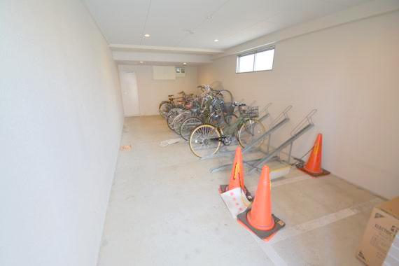 駐車場　敷地内にある駐輪場。雨の日にはうれしい屋根つきです。