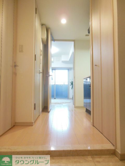 玄関　玄関入ると人感センサー照明が照らしてくれます☆