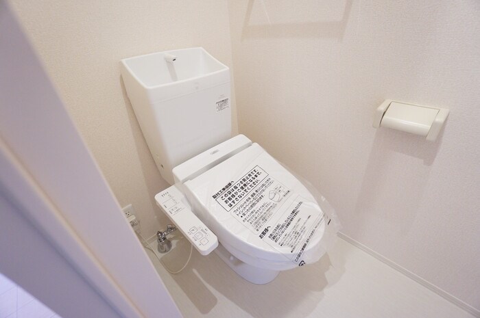トイレ　もちろん温水洗浄便座つき。