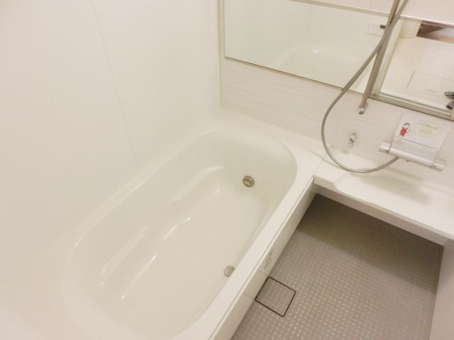 バス・シャワールーム　ゆったりとした一坪の浴室は魅力的です