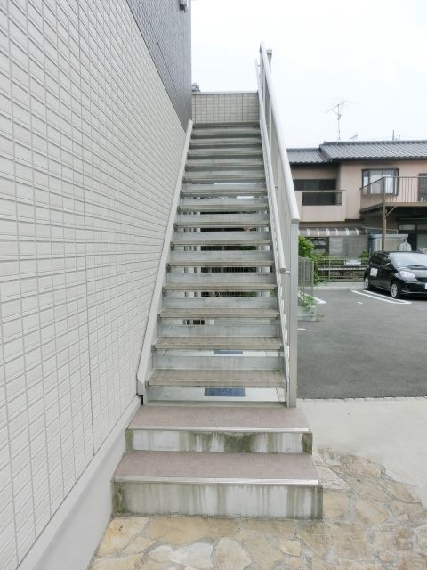 エントランス　2階へつながるエントランス