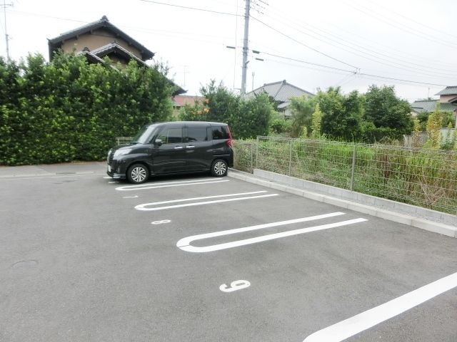 駐車場　敷地内に駐車場ございます