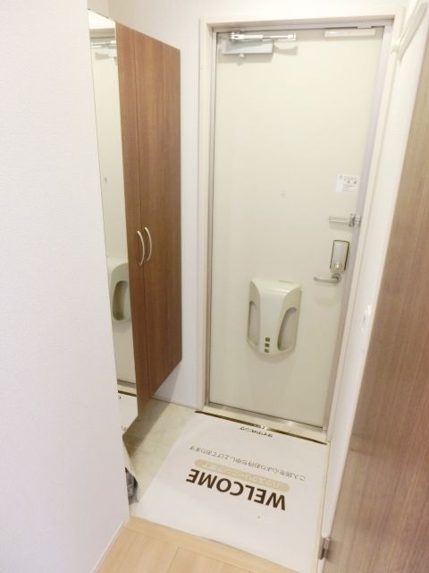 玄関　姿見付きの玄関で朝の準備もバッチリ